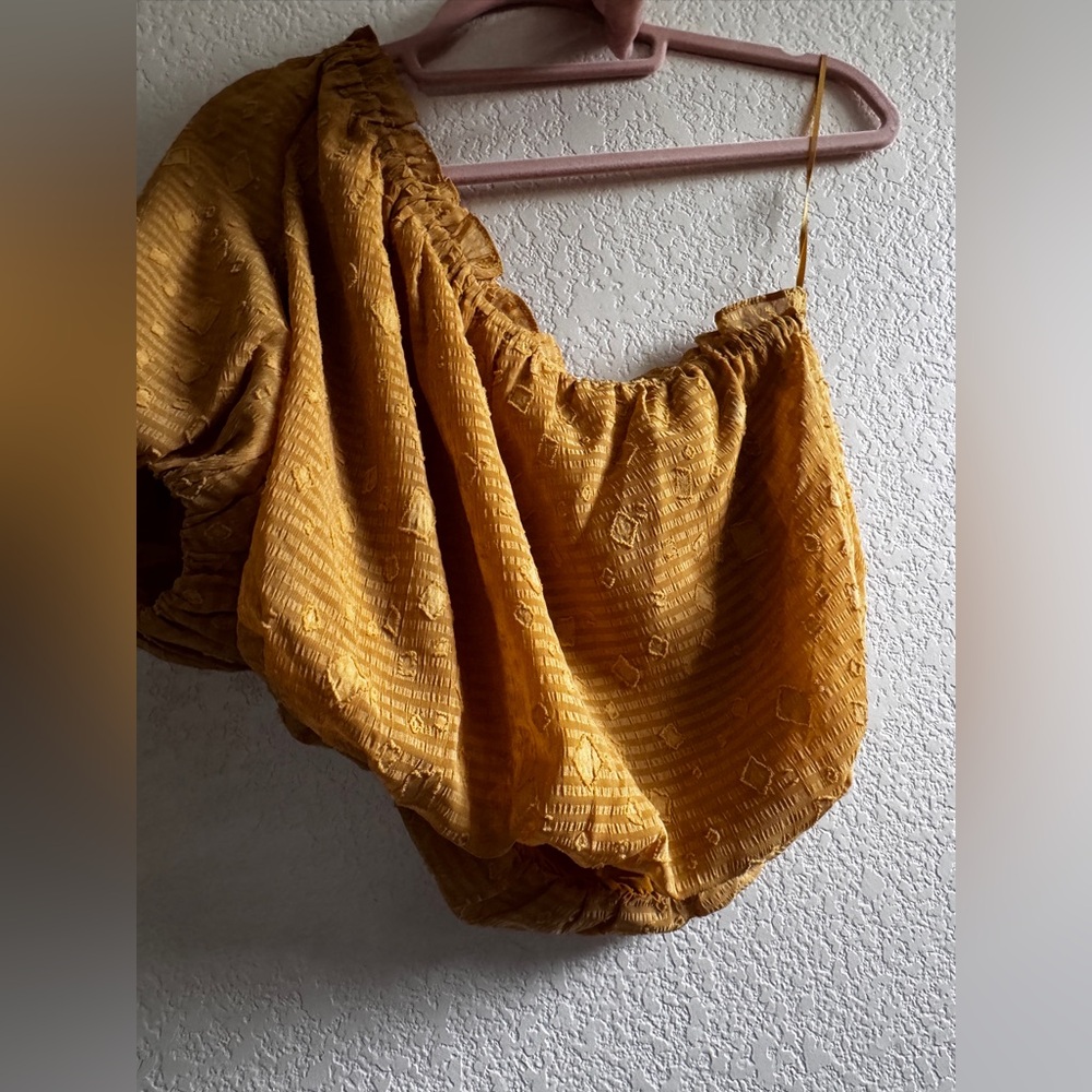 Astr The Label Jacquard One-Shoulder Bubble Hem Blouse in Mustard. NWOT Small - Picture 7 of 12
